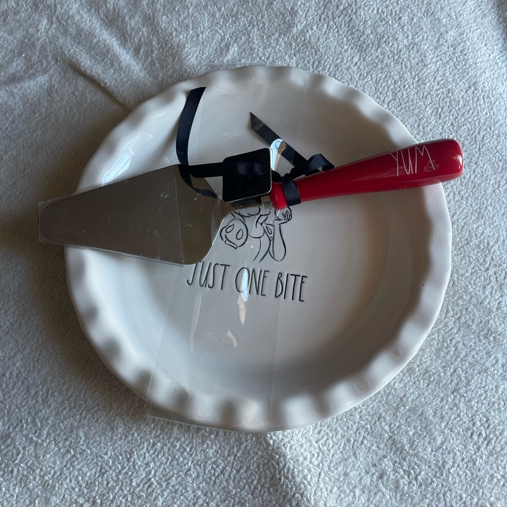 🍎 Rae Dunn Snow White Disney Princess “Just One Bite” Pie Plate w/Server🍎 NEW